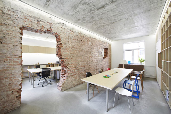 老舊紅磚辦公室通道空間翻新改造實(shí)例效果圖