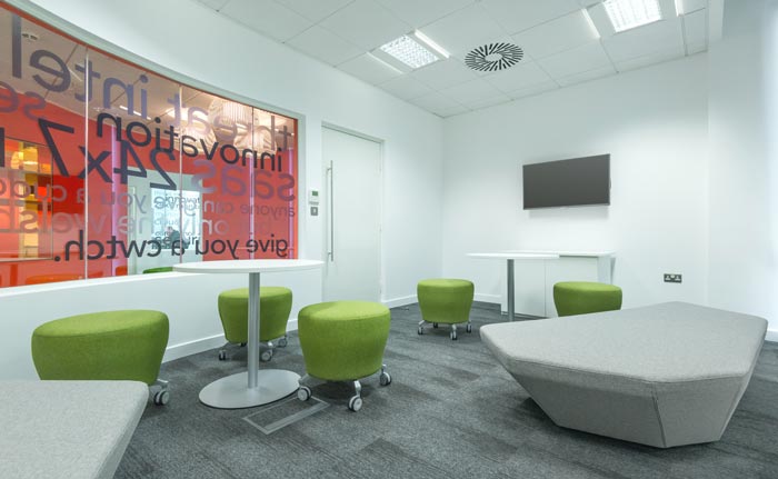 服飾公司辦公室交流區域線裝修設計案例效果圖