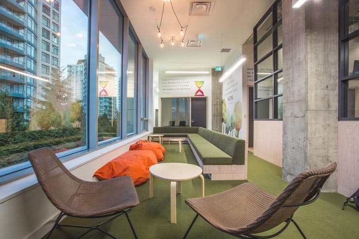 共享創業空間辦公室左側休息區域裝修設計案例效果圖