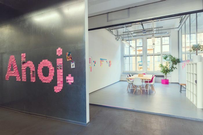 550平方辦公室進門區(qū)裝修設計實景圖