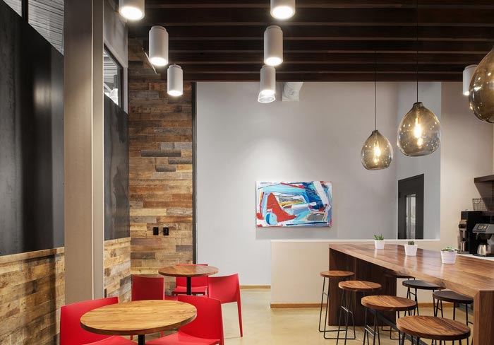 700平方辦公室交流區(qū)域裝修設(shè)計實景圖