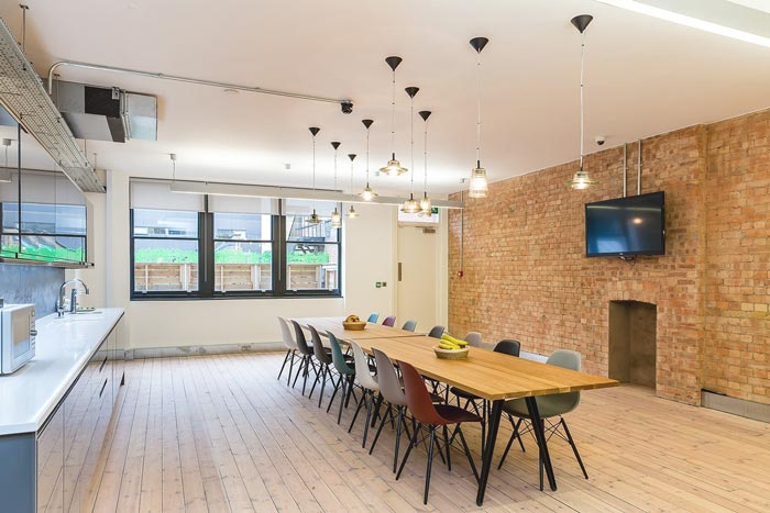 900平方投資辦公室茶水間裝修設(shè)計(jì)實(shí)景圖