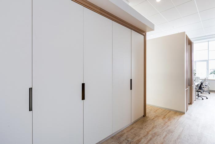 照明公司辦公室會議室推拉門裝修設計案例效果圖