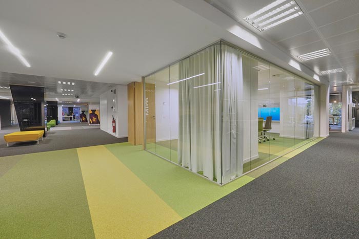 全球制藥公司辦公室過道裝修設計案例效果圖