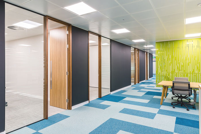 科技公司現(xiàn)代簡(jiǎn)約辦公室動(dòng)線裝修設(shè)計(jì)案例效果圖