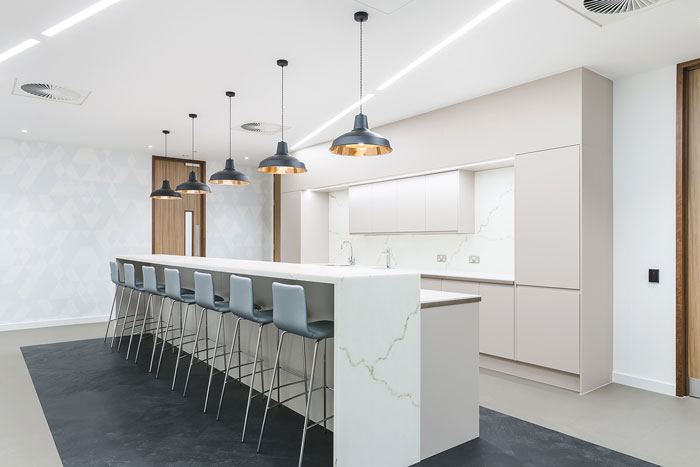 科技公司現(xiàn)代簡(jiǎn)約辦公室茶水間裝修設(shè)計(jì)案例效果圖