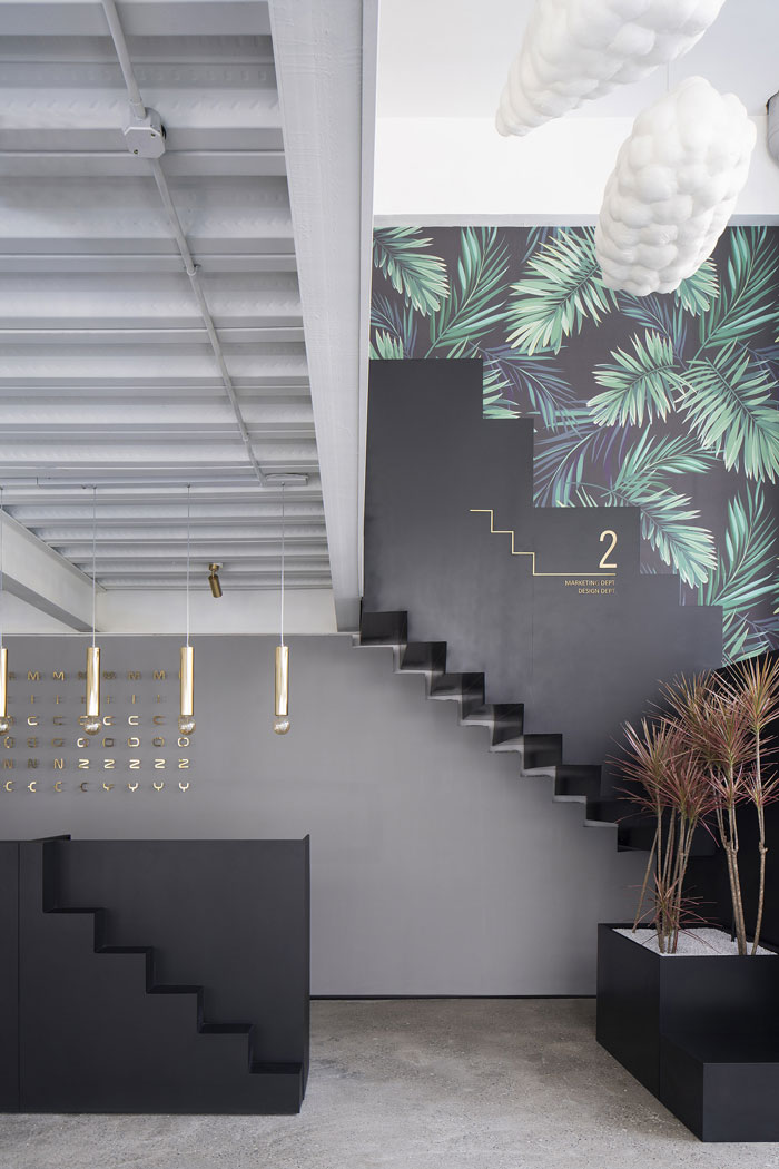 家居公司辦公室樓梯裝修設(shè)計(jì)效果圖