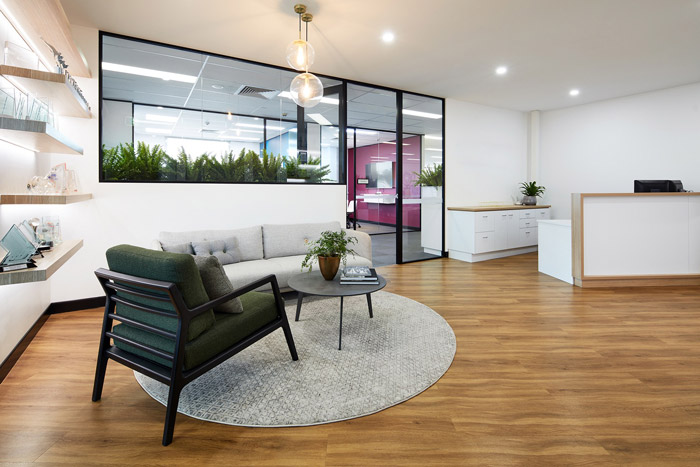 旅行社辦公室前臺裝修設(shè)計效果圖