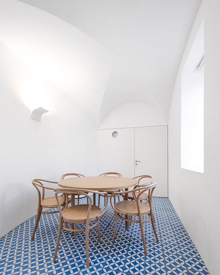 兩層辦公室會議室裝修設計效果圖